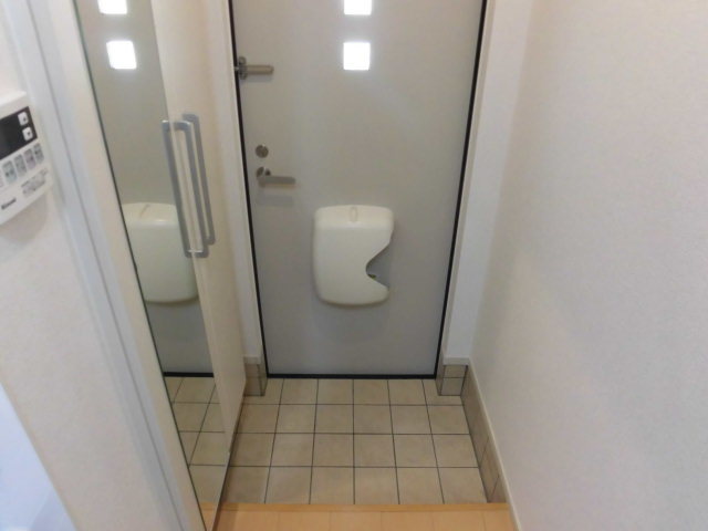 玄関　鏡付きの下駄箱がある玄関です。