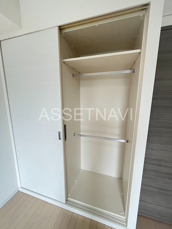 収納　別タイプのお部屋です。フローリングの色が異なります。