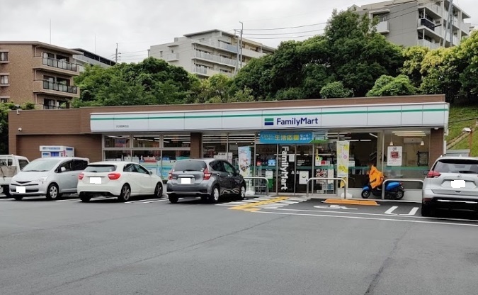 コンビニ　ファミリーマート奈良鶴舞西店（コンビニ）まで514m