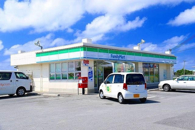 コンビニ　ファミリーマート読谷長浜店（コンビニ）まで650m