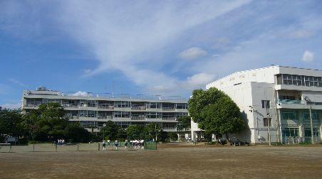 中学校　市立岸川中学校（中学校）まで918m