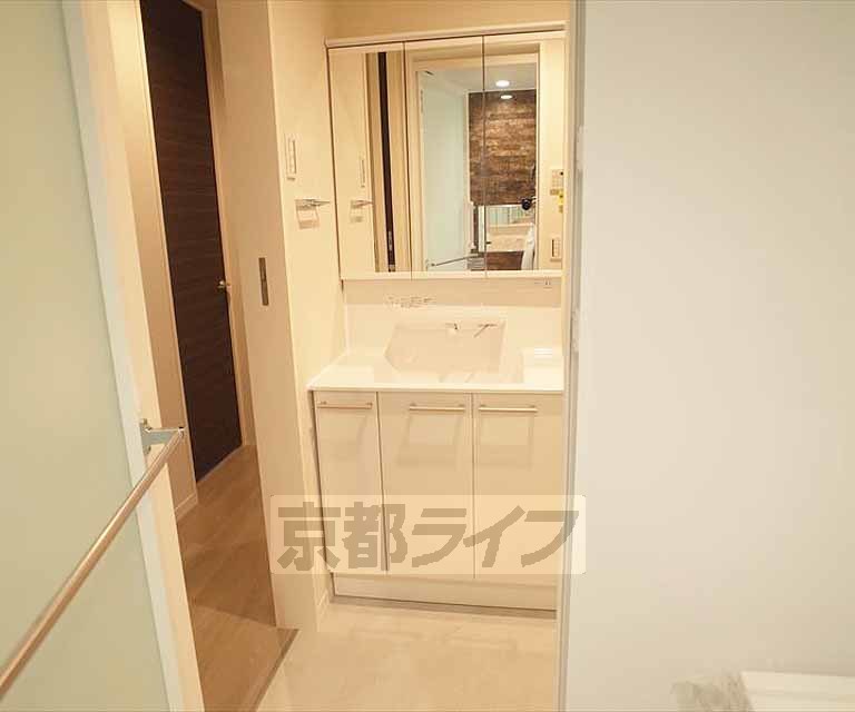 洗面設備　大きな鏡の洗面台です