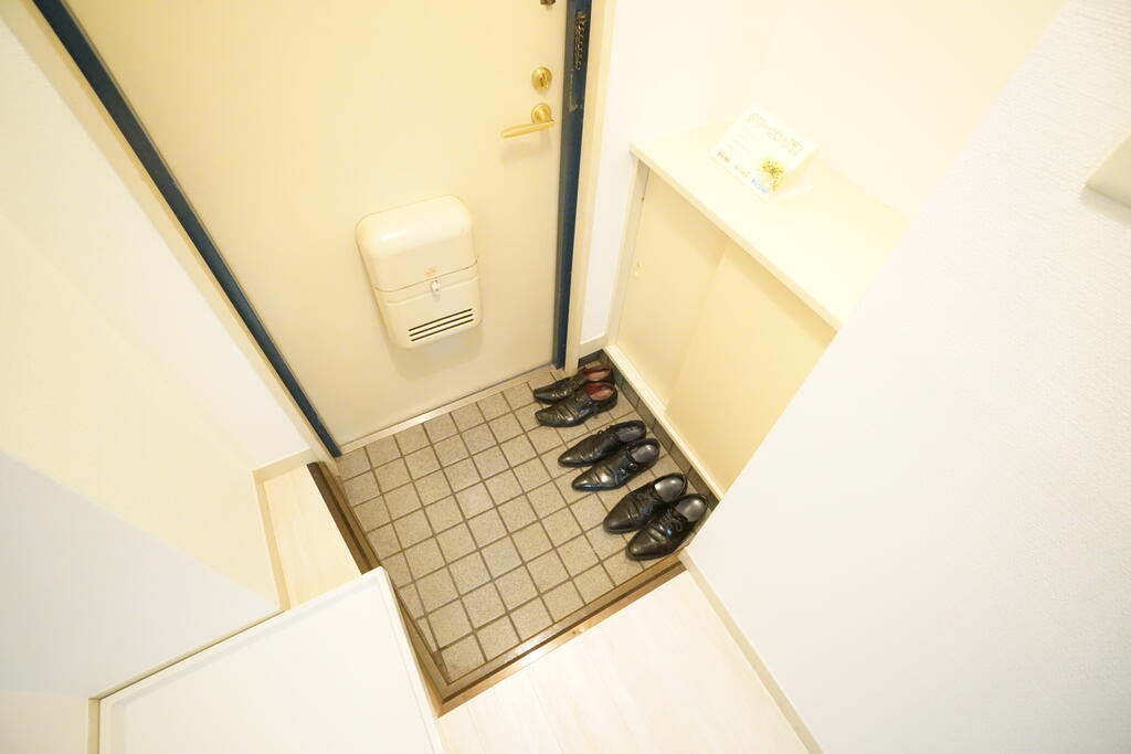 玄関　※同物件別号室の参考写真です。