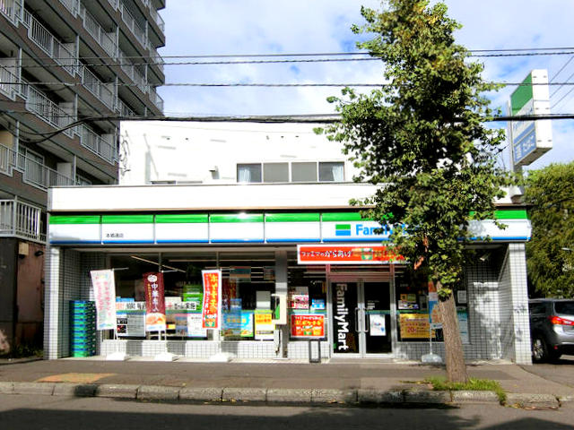 コンビニ　ファミリーマート本郷通り店（コンビニ）まで63m