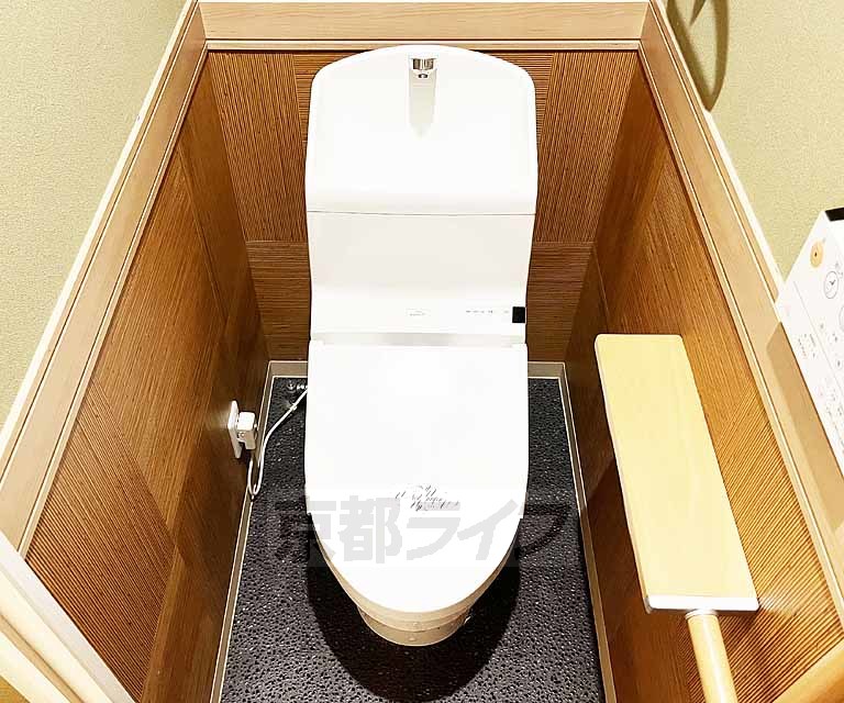 トイレ　ウォシュレット付が嬉しいですね。
