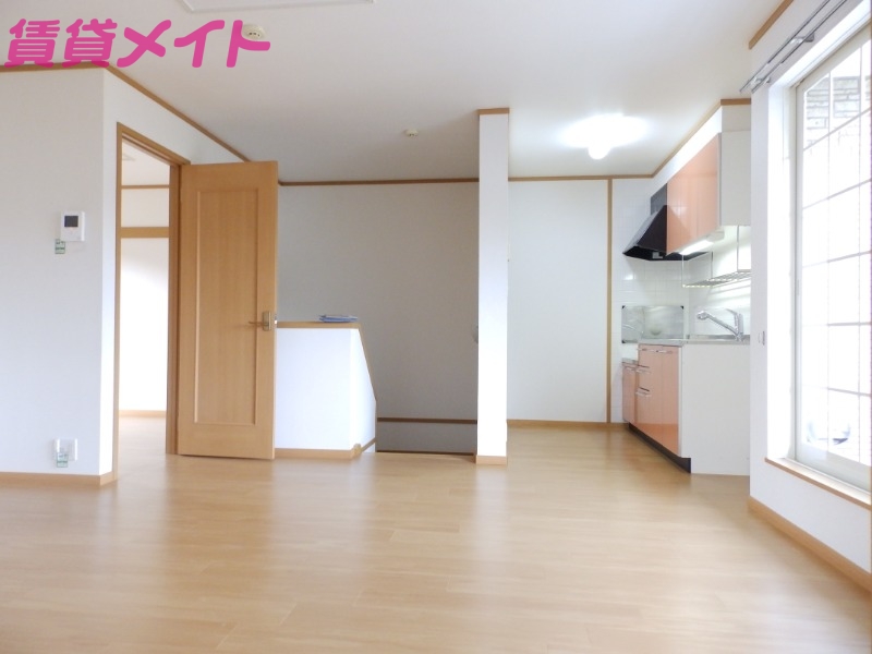 居室・リビング　別部屋反転写真です