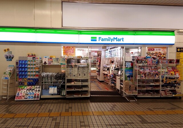 コンビニ　ファミリーマート Uライン名谷駅売店（コンビニ）まで703m