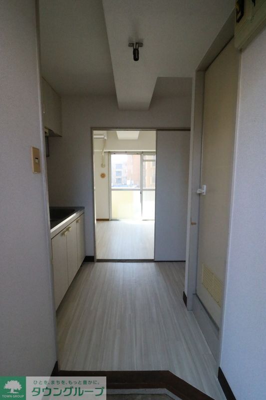 玄関　同物件別部屋のお写真です。床の色などは現状優先です。