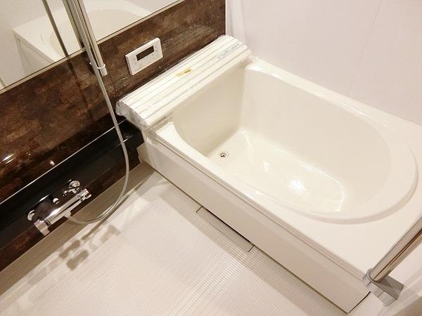 バス・シャワールーム　浴室乾燥機、追焚機能付の広々バスルーム！