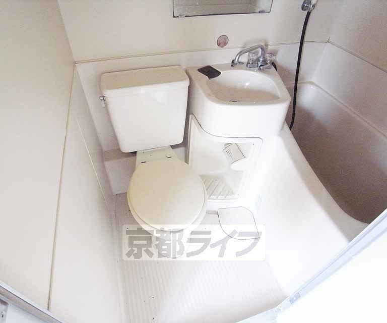 トイレ　清潔感のあるバスルームです