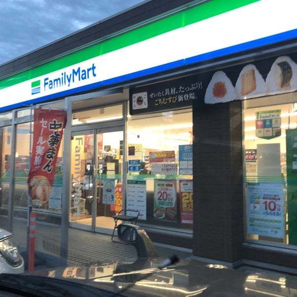 コンビニ　ファミリーマート（コンビニ）まで450m