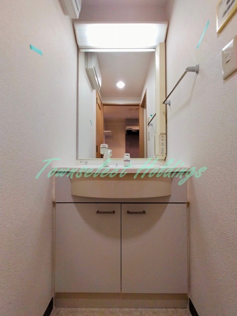 洗面設備　明るい洗面台♪