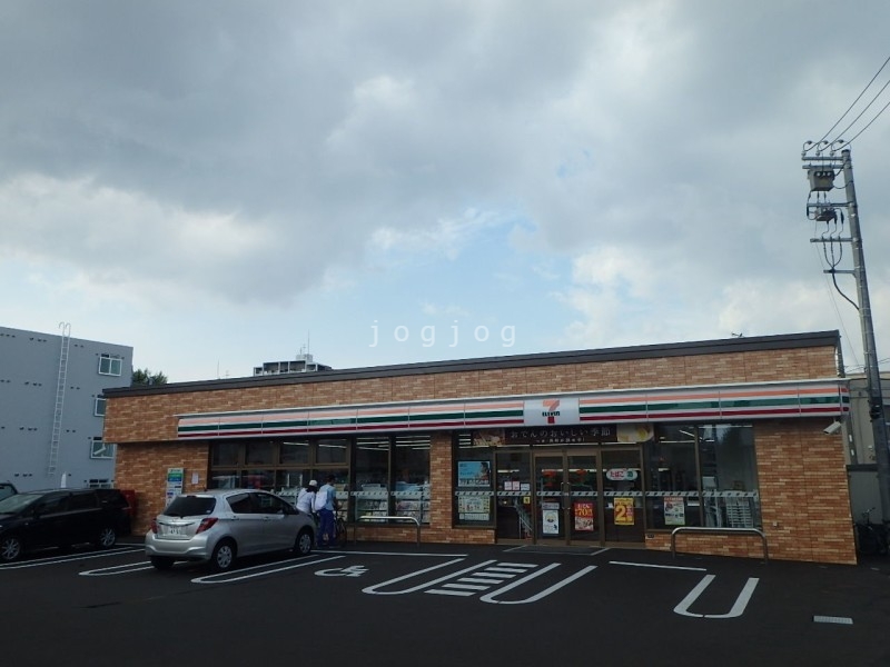 コンビニ　セブンイレブン平岸４条店　平岸4-9（コンビニ）まで416m