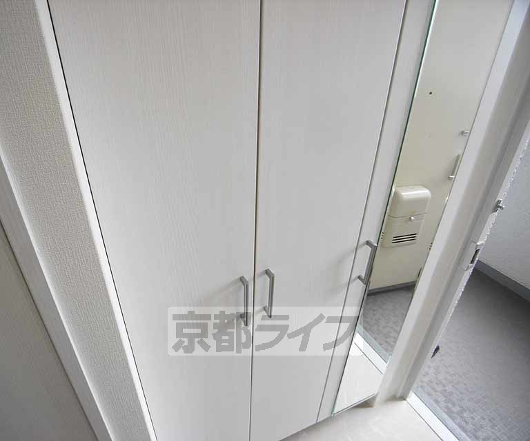 玄関　ミラー付きの玄関収納にはブーツも余裕で入ります。