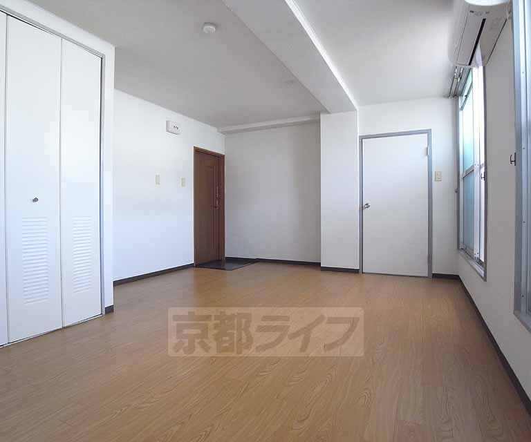 居室・リビング　広々としたお部屋ですね。