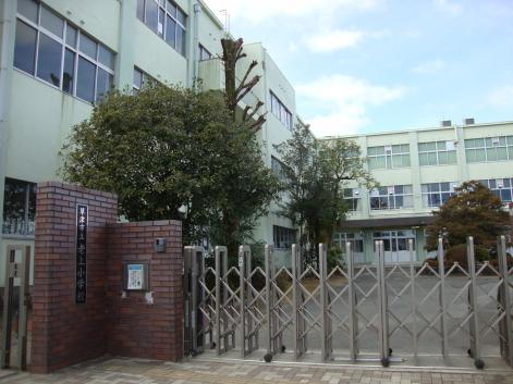 小学校　草津市立老上小学校（小学校）まで636m
