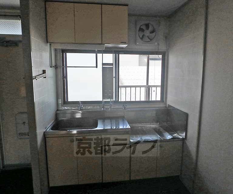 キッチン　窓に面した明るいキッチンスペースです
