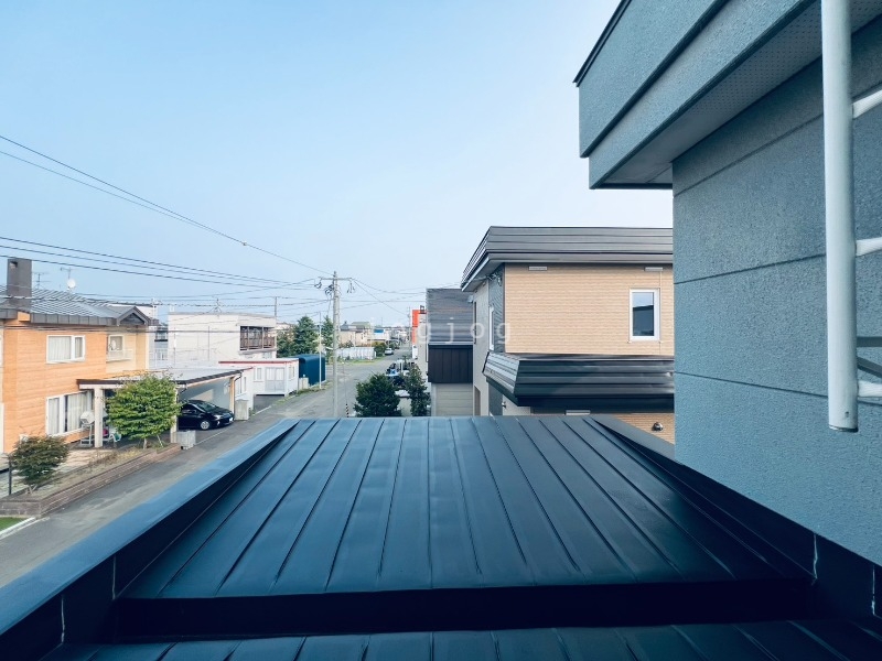 眺望　窓から明るい光が差し込みます。