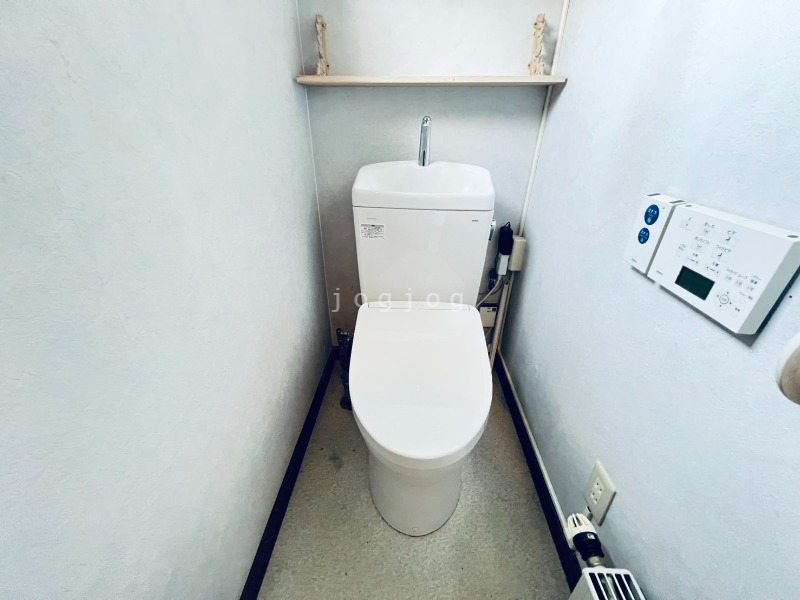 トイレ　嬉しい温水洗浄便座付きのトイレです。
