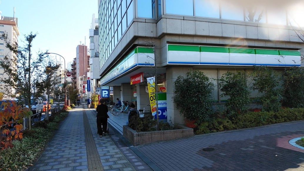 コンビニ　ファミリーマート板橋赤塚新町三丁目店（コンビニ）まで208m