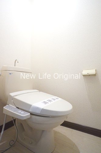 トイレ　あると嬉しい温水洗浄便座付きです☆