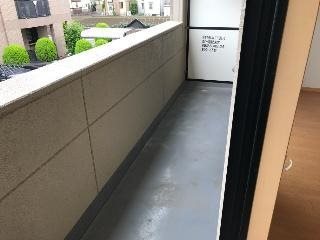 バルコニー　南向きで日当たり良好なバルコニーです。