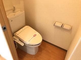 トイレ　嬉しい温水洗浄便座完備です。