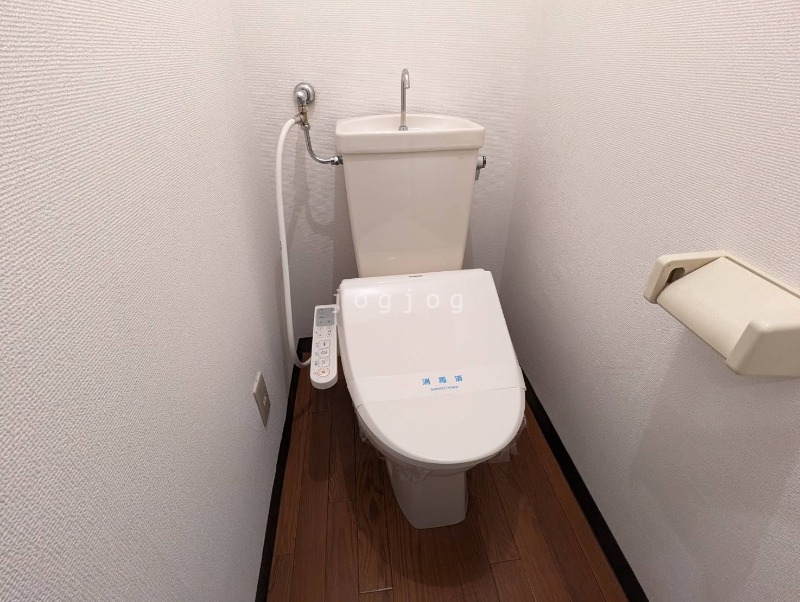 トイレ　嬉しい温水洗浄便座付きのトイレです。