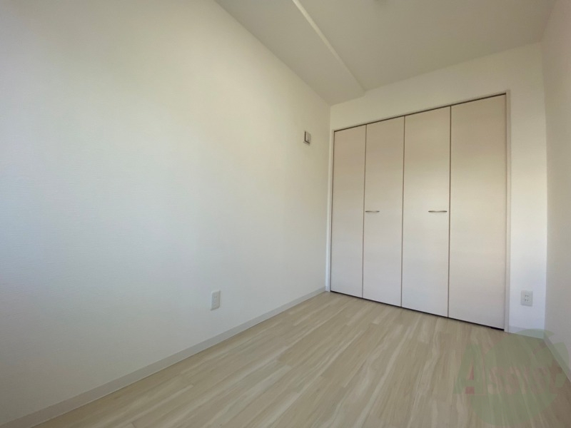 その他部屋・スペース　寝室はこちらです。光が差し込む、温かみのあるお部屋です。