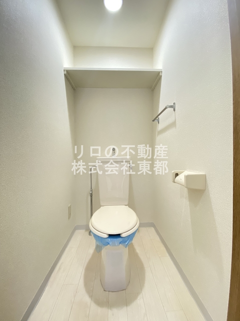 トイレ　上部収納棚あり！トイレ内で必要なものはこちらへ収納可能♪