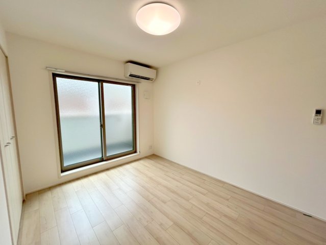 その他部屋・スペース　ゆとりのあるベッドルームで快適な睡眠をとってくださいね。