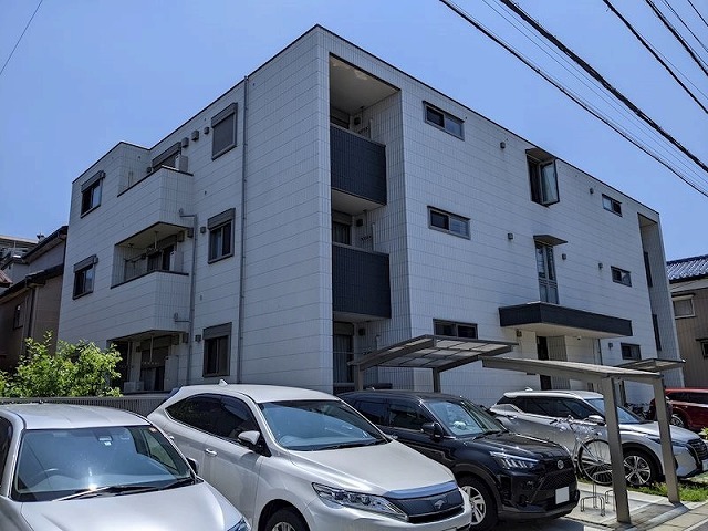 建物外観　３階建ての賃貸マンション