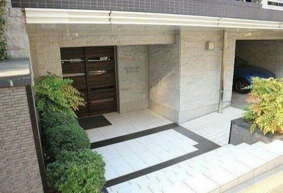 エントランス　落ち着いたエントランスです
