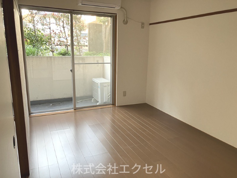 居室・リビング　エアコン付きのお部屋です。