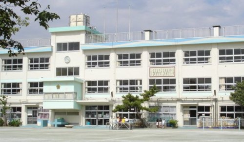 小学校　江戸川区立小岩小学校（小学校）まで831m