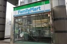 コンビニ　ファミリーマート 旧厚生年金会館前店（コンビニ）まで102m