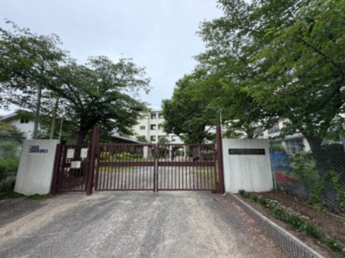 小学校　豊中市立泉丘小学校（小学校）まで698m