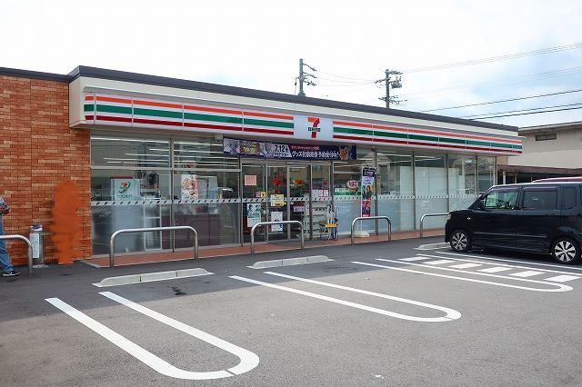 コンビニ　セブンイレブン（コンビニ）まで550m