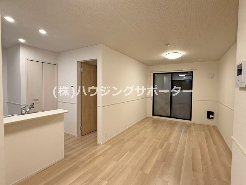ＪＲ横浜線 橋本駅 バス乗車時間：18分 最寄りバス停で下車 徒歩4分 2階建 築1年の居間写真