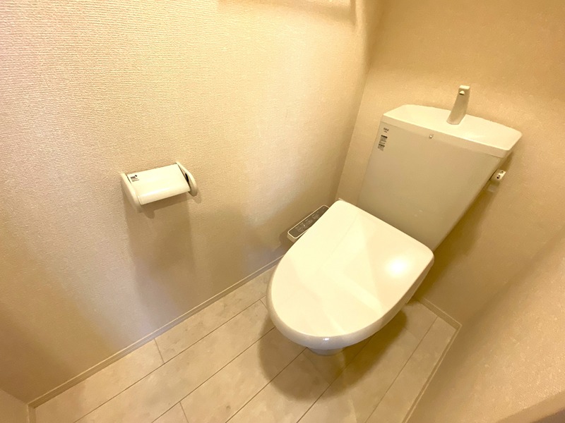 トイレ　※他号室の参考写真となります