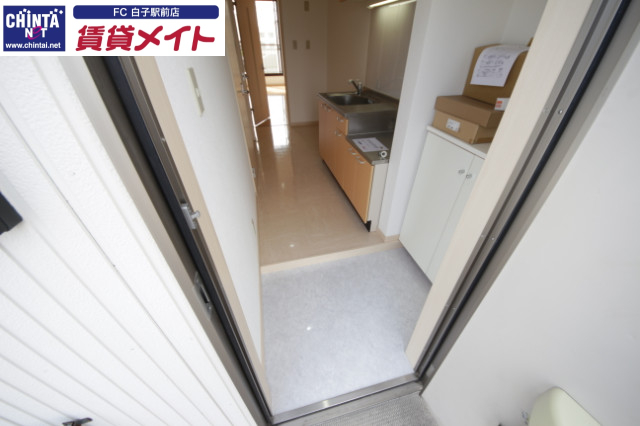 玄関　同物件別部屋写真