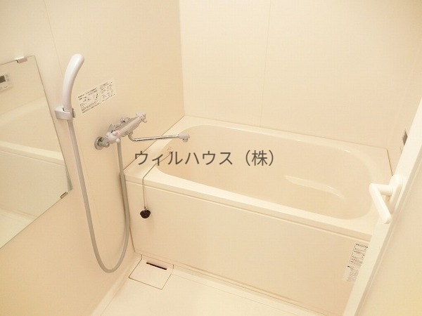 バス・シャワールーム　浴室乾燥機、追い焚き機能付きバス！