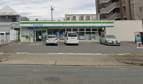 コンビニ　ファミリーマート 港入場店（コンビニ）まで384m