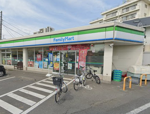 コンビニ　ファミリーマート（コンビニ）まで225m