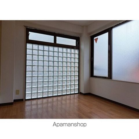 プレアール新大阪IIIの居間写真