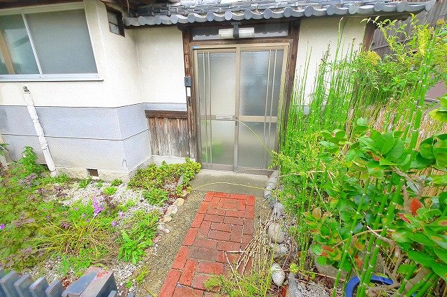 エントランス　玄関入口へ入るにはこちらから。