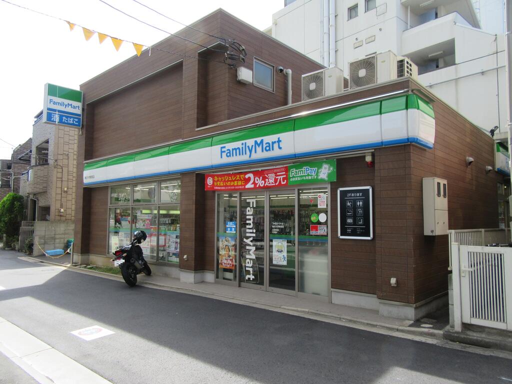 コンビニ　ファミリーマート駒沢大学駅前店（コンビニ）まで61m