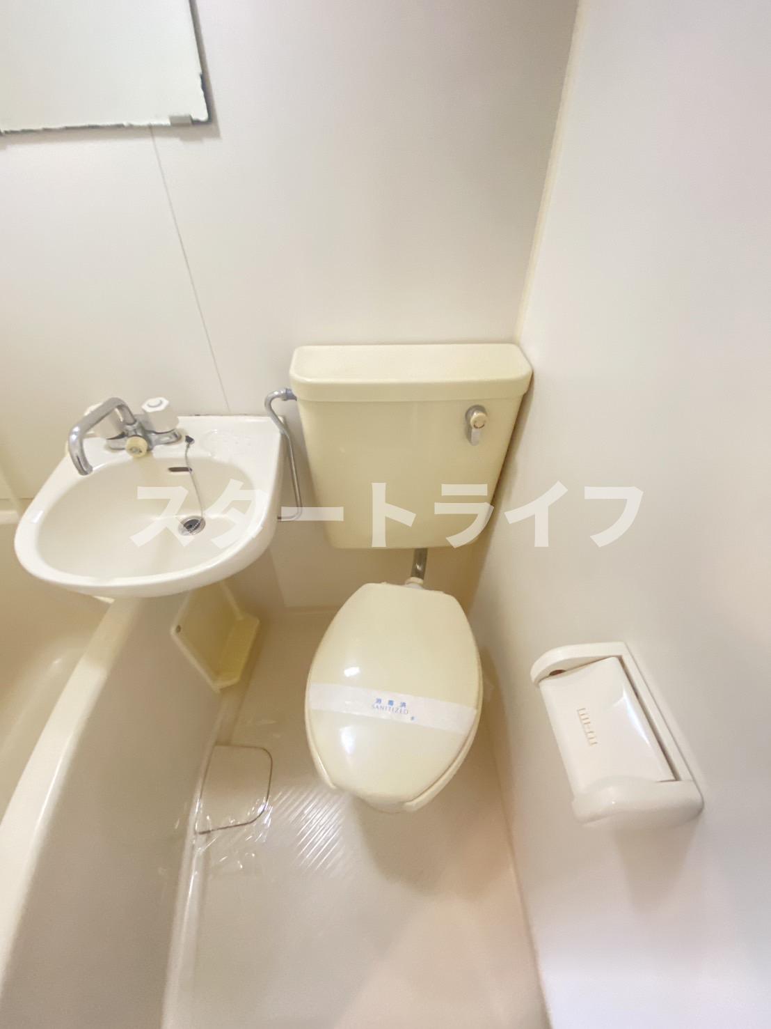 地下鉄御堂筋線 東三国駅 徒歩7分 8階建 築38年のトイレ写真