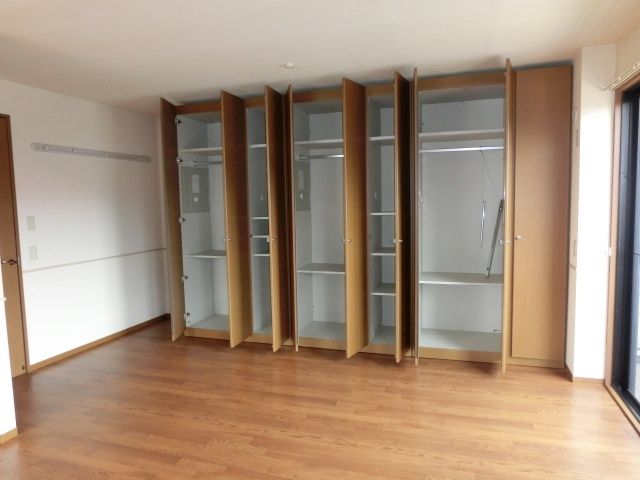 収納　壁一面のクローゼットです