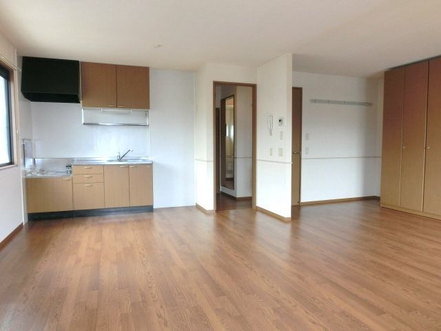 その他部屋・スペース　バルコニー側からの室内です